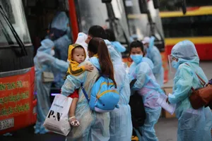 Quảng Ngãi đón 135 thai phụ, trẻ em về quê bằng ô tô