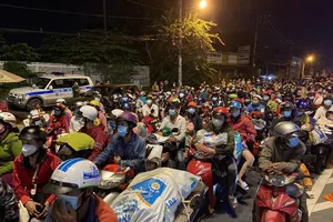 Long An đang đón người dân bị kẹt ở chốt kiểm soát giáp ranh TP.HCM về quê