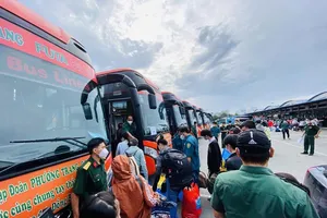 Bộ Tư lệnh TP.HCM đưa người dân 8 tỉnh về quê