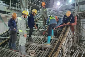 Cận cảnh tuyến metro số 1 đang lắp những đoạn ray cuối cùng