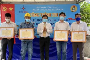 EVNHCMC gắn biển công trình sửa chữa lớn tại Trạm biến áp 110kV Trường Đua