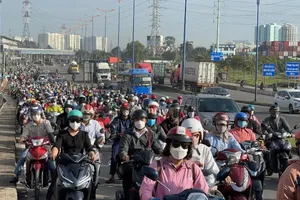 Hàng ngàn phương tiện ùn ứ khi qua cầu Rạch Chiếc