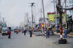 Hàng loạt trụ điện giữa đường Đặng Thúc Vịnh đã được di dời