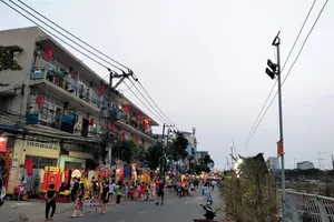 Người dân đi lại khu chợ hoa 'Trên bến dưới thuyền', quận 8 TP.HCM cần biết 