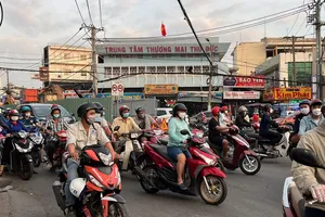 Ùn ứ giao thông ở khu vực chợ Thủ Đức 