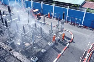 EVNHCMC: Bảo trì lưới điện bằng phương pháp rửa sứ online