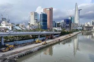 Cận cảnh đường song hành trên đại lộ Võ Văn Kiệt, quận 1