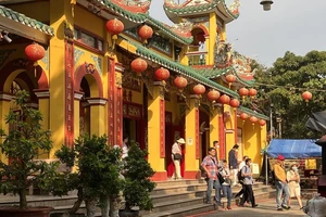 Thăm địa đạo Củ Chi, miếu Thiên Hậu.... bằng taxi đường sông