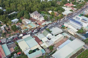 Ngày cuối nghỉ lễ người dân ùn ùn quay trở lại TP.HCM