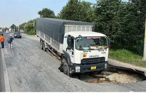 Xe tải bất ngờ sụp hố 'tử thần' trên đường Võ Chí Công, TP Thủ Đức