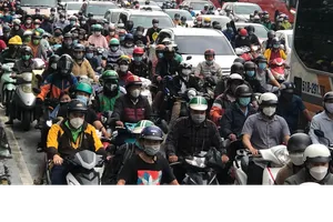 Nhiều tuyến đường ở TP.HCM kẹt cứng chiều tối ngày 29-4