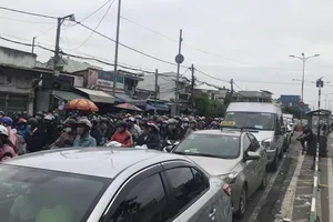 Người dân phải mất 2 giờ đồng hồ mới qua được phà Cát Lái