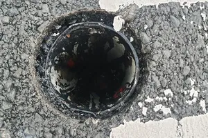 Hàng loạt nắp chắn rác trên cầu Thủ Thiêm 2 bị trộm