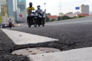 Nắp chắn rác ở cầu Thủ Thiêm 2 được thay bằng tấm gỗ