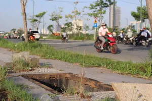 Sau nắp chắn rác, đến lượt nắp hố ga gần cầu Thủ Thiêm 2 bị trộm