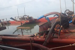 3 sà lan khai thác cát trái phép trên vùng biển Cần Giờ bị bắt