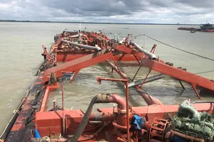 Bắt quả tang một sà lan hút cát trái phép trên biển Cần Giờ 