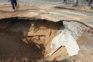 TP.HCM: Xuất hiện 'Hố tử thần' dài hơn 10 m trên đường Nguyễn Oanh