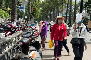 Sở GTVT yêu cầu dẹp, các bãi giữ xe ở TP.HCM vẫn chiếm trọn vỉa hè