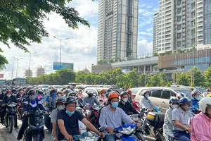 Đang kẹt xe nghiêm trọng trên đường Xa lộ Hà Nội, TP Thủ Đức 