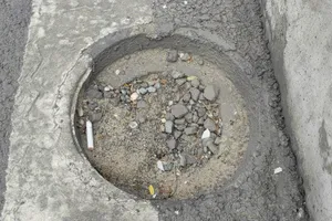 Sau cầu Thủ Thiêm 2, đến lượt nắp chắn rác trên cầu vượt Nguyễn Hữu Cảnh bị mất