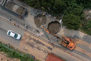 Tìm nguyên nhân gây sụp lún trên mặt đường ở TP.HCM