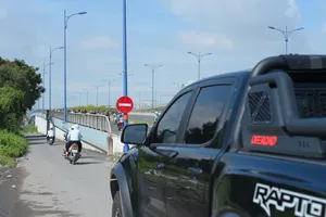 Ô tô vẫn thản nhiên đi ngược chiều khu vực dạ cầu Rạch Chiếc, TP Thủ Đức