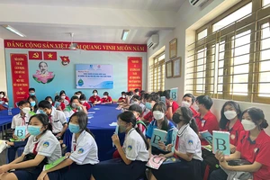 Tuyên truyền học sinh Bình Chánh về tác hại của việc khai thác nước ngầm 