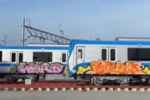 Tàu Metro số 1 chưa chạy đã bị vẽ bậy