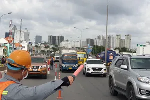 Ngày sửa chữa đầu tiên, trên cầu Phú Mỹ đã bắt đầu kẹt