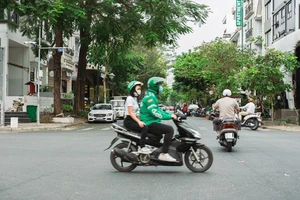 'Trời không nắng thì mưa, Grab phụ thu phí cả mưa và nắng'