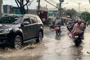 Một tuyến đường ở TP Thủ Đức ngập nước, hư hỏng nặng