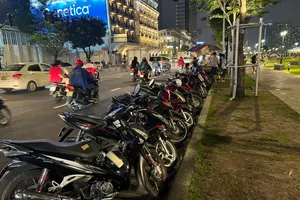 Khu vực Bến Bạch Đằng, đường Tôn Đức Thắng bị biến thành bãi xe