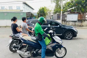 Các hãng xe công nghệ đã thu phụ phí như thế nào?