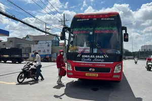 Muôn kiểu đón khách của xe dù, bến cóc ở TP.HCM