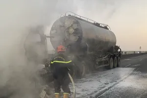 TP.HCM: 1 chiếc xe bị cháy trên cầu Phú Mỹ, gây ùn ứ cục bộ