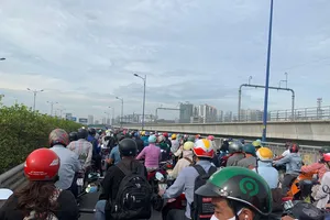 Người dân vất vả với 1 lộ trình gặp 4 điểm ùn tắc xe ở TP Thủ Đức