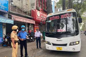 Thanh tra giao thông TP.HCM xử lý nghiêm tình trạng nhồi nhét, đón trả khách sai quy định