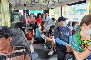 Xe buýt sân bay Tân Sơn Nhất hút khách vào dịp Lễ Quốc khánh