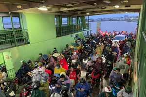Người dân di chuyển khó khăn ở phà Cát Lái do thiếu phà