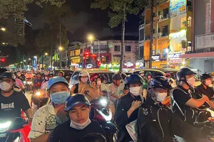 Đêm trung thu, nhiều tuyến đường ở trung tâm TP.HCM ùn ứ