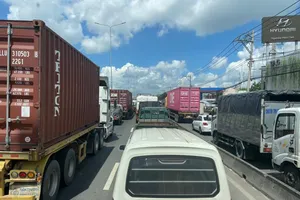 Đang kẹt xe ở Quốc lộ 1, quận 12