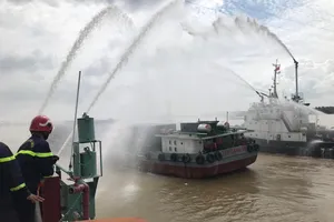 Diễn tập phòng cháy chữa cháy ở phà Cát Lái