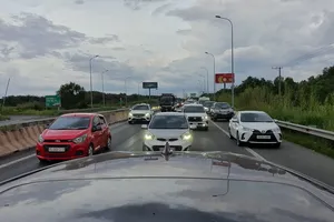 Cuối tuần lại điệp khúc ùn ứ ở cao tốc TP.HCM - Long Thành - Dầu Giây