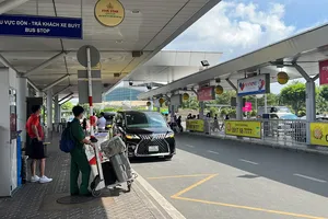 Khách đi taxi sân bay Tân Sơn Nhất 'gánh' nhiều loại phí, Bộ GTVT yêu cầu rà soát