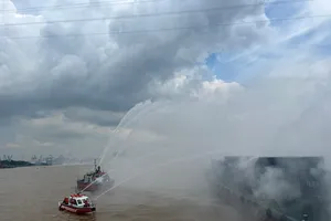 Hàng trăm người diễn tập ứng cứu cho tàu 25.000 tấn gần cảng Cát Lái