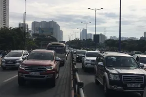 5 xe ô tô va chạm liên hoàn trên cầu Sài Gòn, giao thông ùn ứ