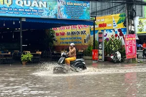 Sau cơn mưa lớn, đường Nguyễn Xiển hóa sông