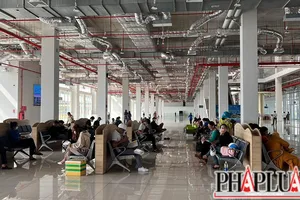 Bến xe Miền đông mới bắt đầu có khách, xe ôm công nghệ khá đông