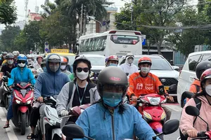 Liên tục ùn tắc trên đường Nguyễn Tất Thành, quận 4, TP.HCM